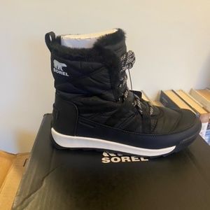 Brand New Sorel II Short Lace Up Black Boots (Size 7)